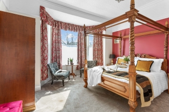 Room 3 Four-poster